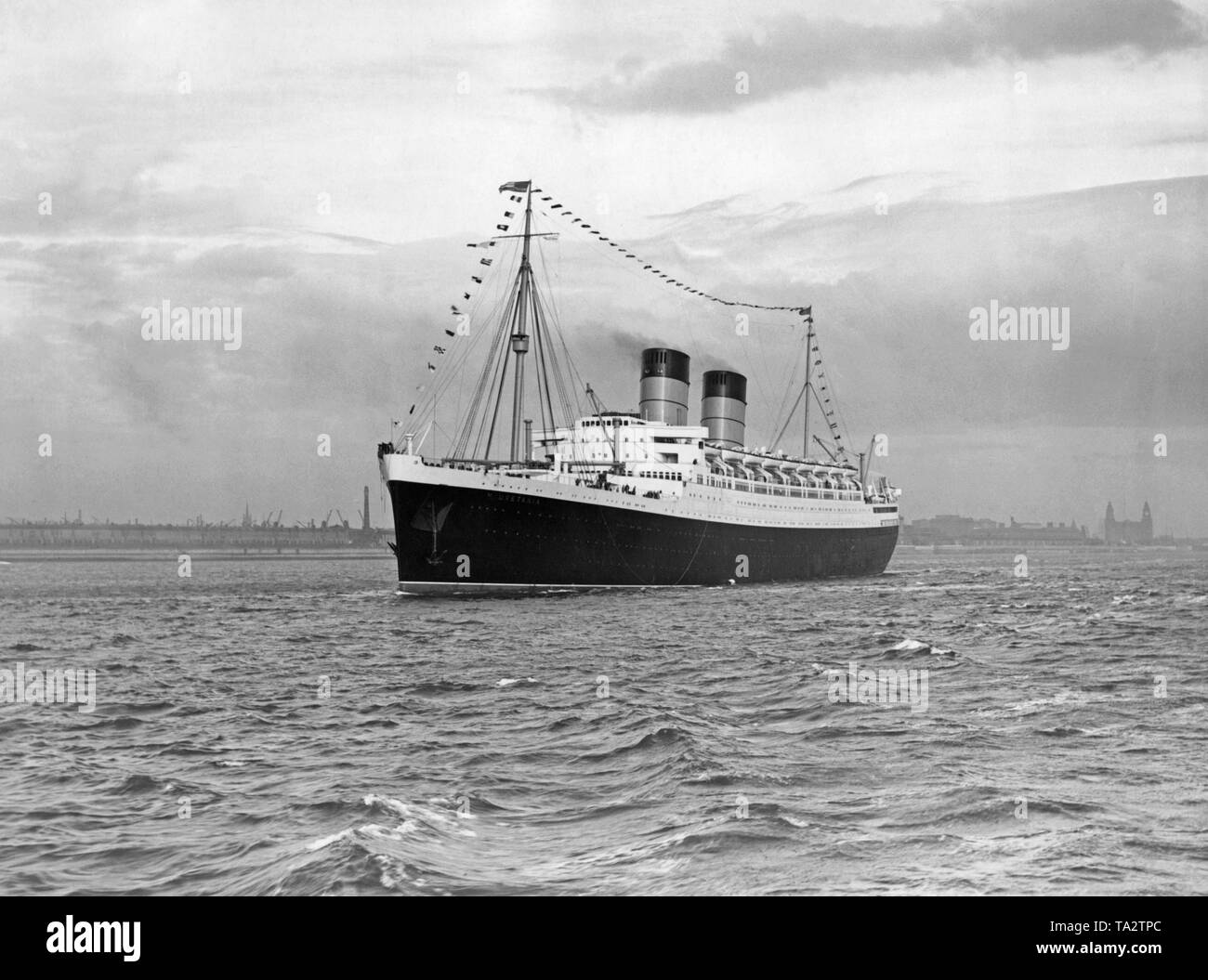 Il 'Mauretania' della Cunard Line lascia Liverpool per il suo viaggio inaugurale a New York City. Foto Stock
