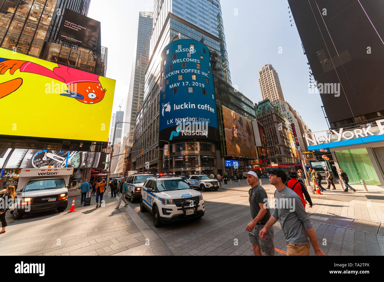 Il gigantesco schermo video sul Nasdaq stock exchange in Times Square a New York è decorato per il debutto del caffè Luckin offerta pubblica iniziale il venerdì 17 maggio, 2019. I cinesi la catena di negozi di caffè, colloquialmente descritto come il cinese Starbucks, è stata fondata nel 2017 con nove negozi e due anni più tardi ha 2370 località. (Â© Richard B. Levine) Foto Stock