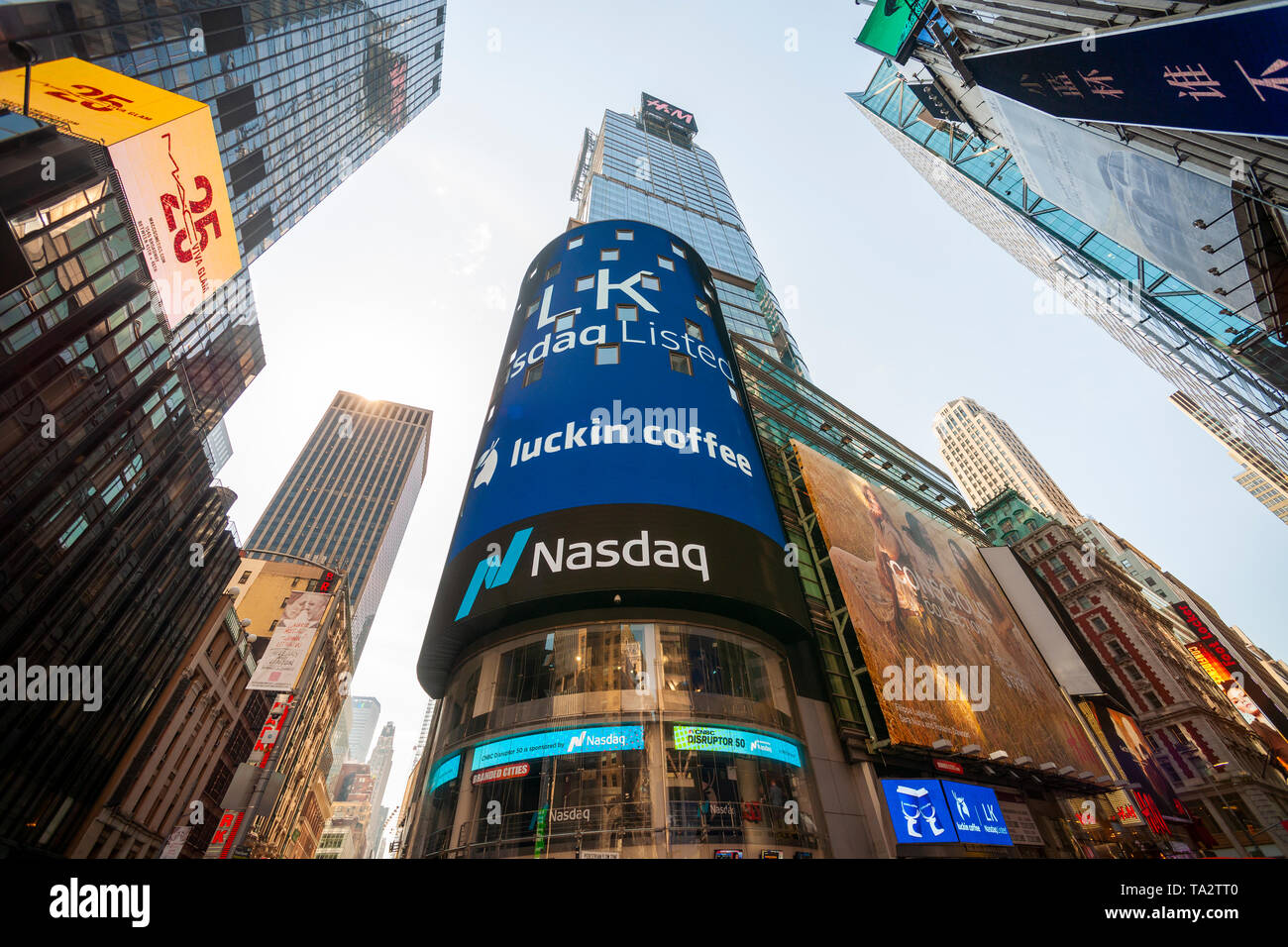 Il gigantesco schermo video sul Nasdaq stock exchange in Times Square a New York è decorato per il debutto del caffè Luckin offerta pubblica iniziale il venerdì 17 maggio, 2019. I cinesi la catena di negozi di caffè, colloquialmente descritto come il cinese Starbucks, è stata fondata nel 2017 con nove negozi e due anni più tardi ha 2370 località. (Â© Richard B. Levine) Foto Stock