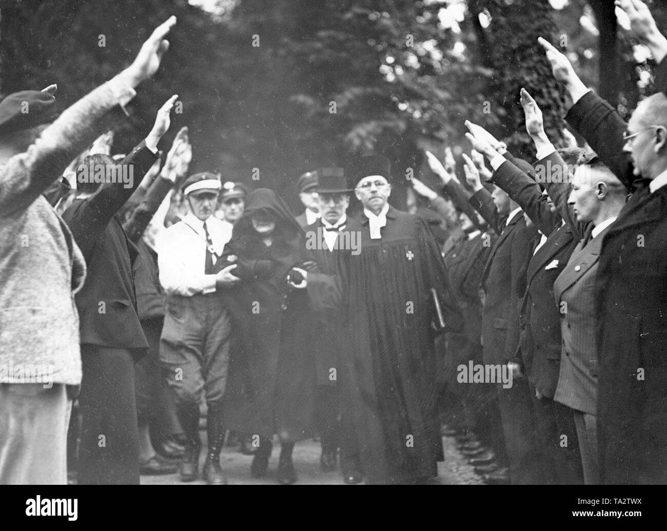 La sepoltura di Herrmann Tielsch, assassinati dai comunisti, nel cimitero comunale a Bergmannstrasse a Berlino. I genitori della vittima a piedi lungo con il clero e le guardie di onore. I partecipanti mostrano il saluto di Hitler. Foto Stock