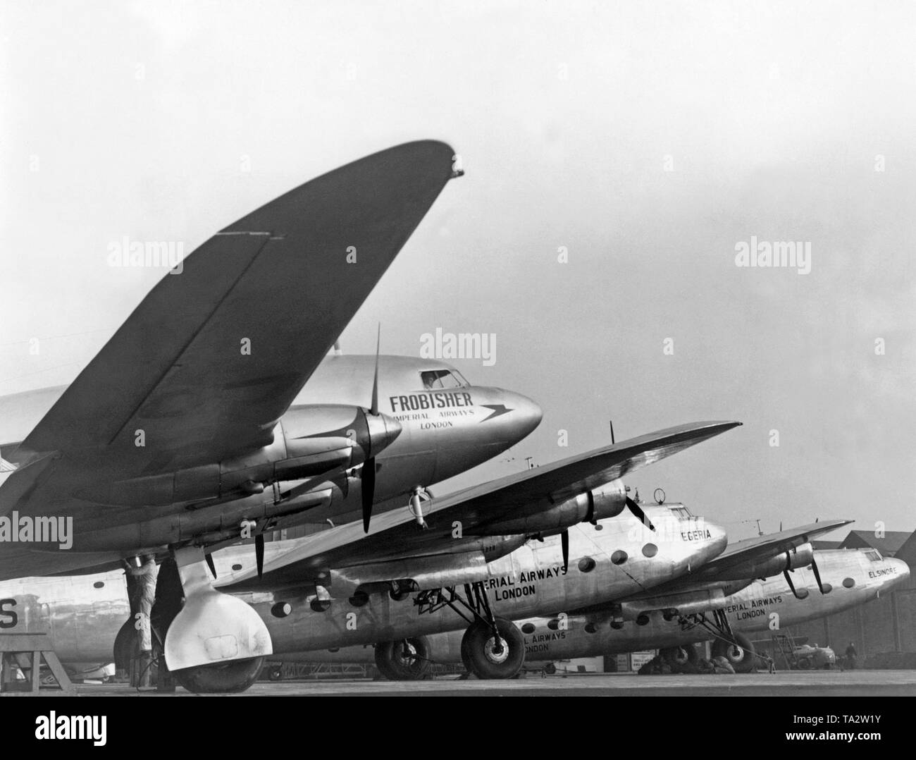 Imperial Airways aeromobili presso l aeroporto di Croydon a Londra. Nella parte anteriore è un DeHavilland DH.91 Albatross ("Frobisher'), dietro di esso sono due Armstrong Whitworth AW27 ('Alfiere'). Foto Stock