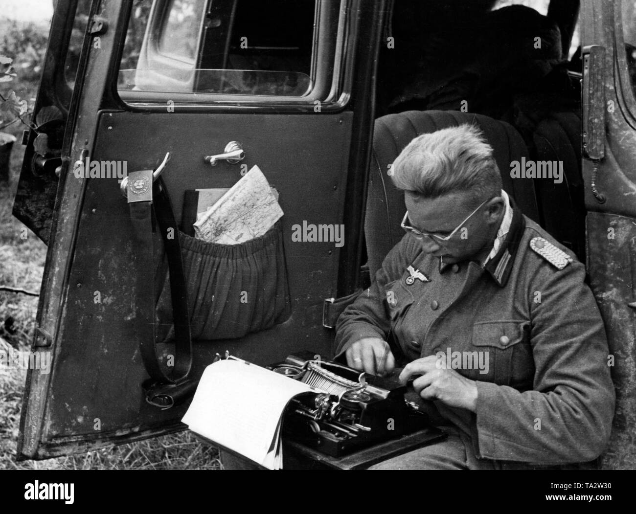 Un membro della società di Propaganda scrive la sua relazione su una macchina da scrivere. Foto: corrispondente di guerra Gehrmann Foto Stock