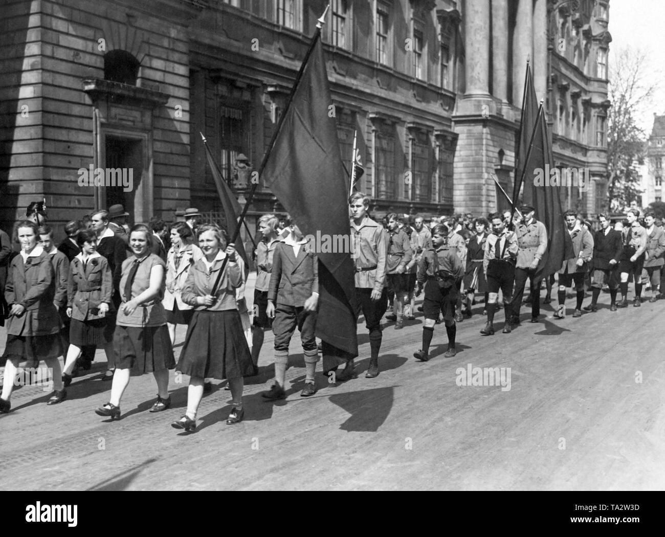 Il giorno di maggio , i membri dell'Organizzazione per la gioventù marzo per le strade di Berlino verso Lustgarten in un rally del partito socialdemocratico tedesco (SPD). Foto Stock