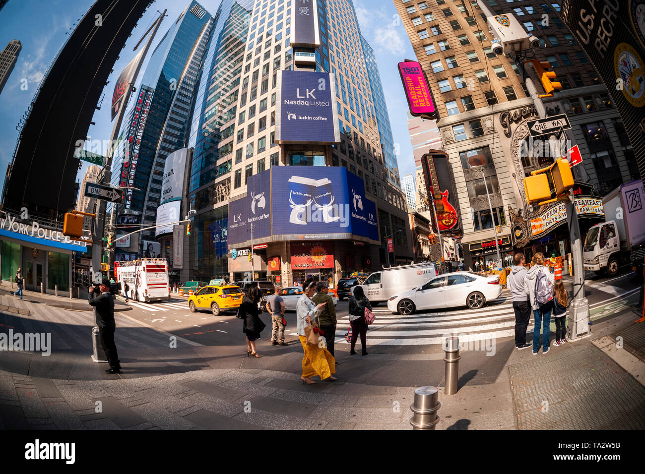 Un gigantesco schermo video di fronte al Nasdaq stock exchange in Times Square a New York è decorato per il debutto del caffè Luckin offerta pubblica iniziale il venerdì 17 maggio, 2019. I cinesi la catena di negozi di caffè, colloquialmente descritto come il cinese Starbucks, è stata fondata nel 2017 con nove negozi e due anni più tardi ha 2370 località. (Â© Richard B. Levine) Foto Stock
