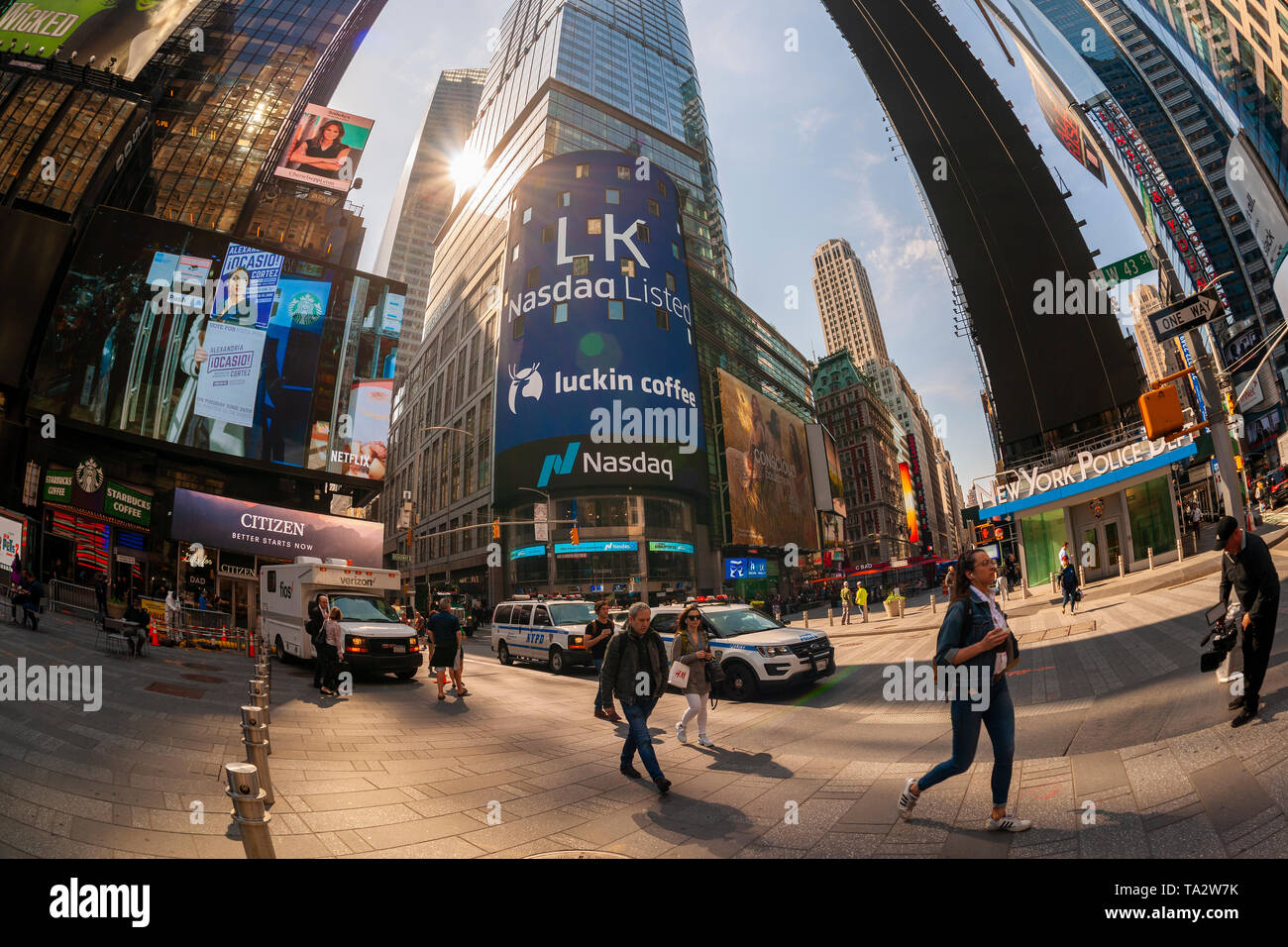Il gigantesco schermo video sul Nasdaq stock exchange in Times Square a New York è decorato per il debutto del caffè Luckin offerta pubblica iniziale il venerdì 17 maggio, 2019. I cinesi la catena di negozi di caffè, colloquialmente descritto come il cinese Starbucks, è stata fondata nel 2017 con nove negozi e due anni più tardi ha 2370 località. (© Richard B. Levine) Foto Stock