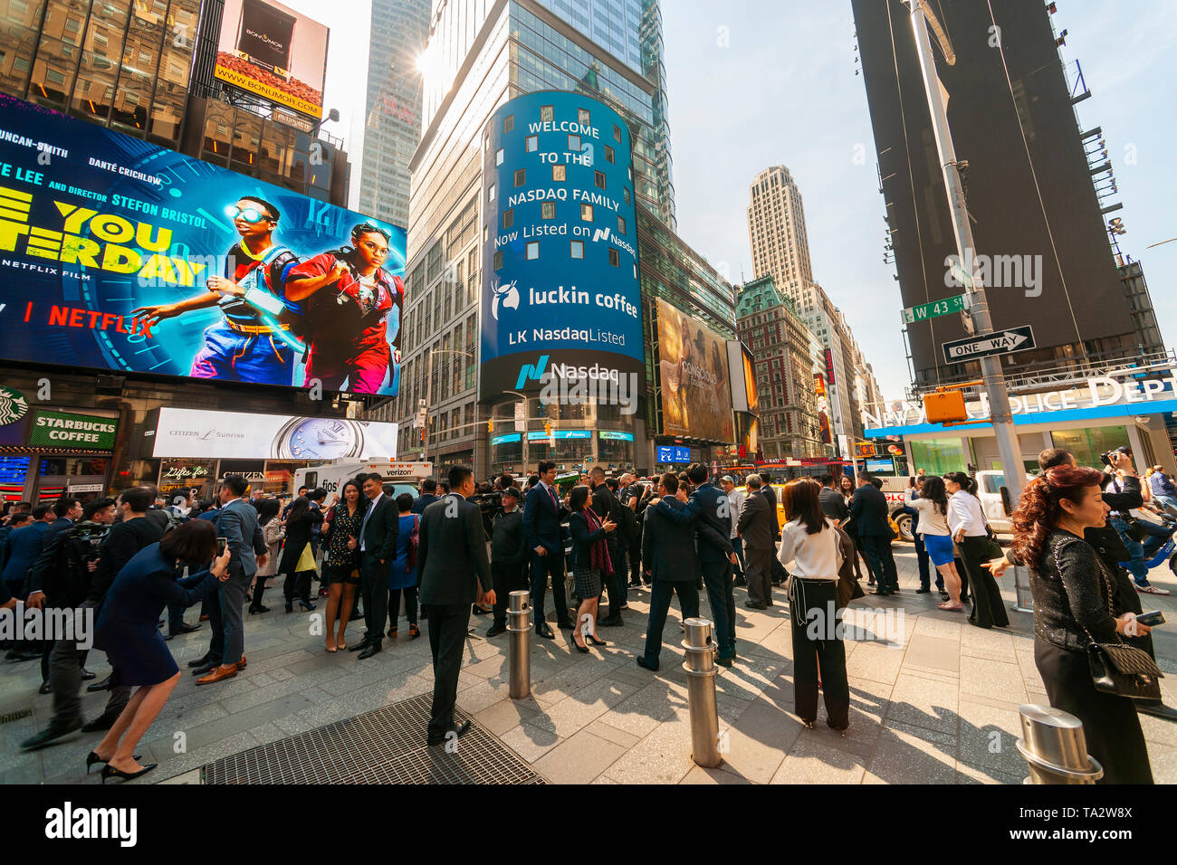 Caffè Luckin dirigenti con le loro famiglie e i loro amici si radunano davanti al gigantesco schermo video sul Nasdaq stock exchange in Times Square a New York decorato per il debutto del caffè Luckin offerta pubblica iniziale il venerdì 17 maggio, 2019. I cinesi la catena di negozi di caffè, colloquialmente descritto come il cinese Starbucks, è stata fondata nel 2017 con nove negozi e due anni più tardi ha 2370 località. (© Richard B. Levine) Foto Stock