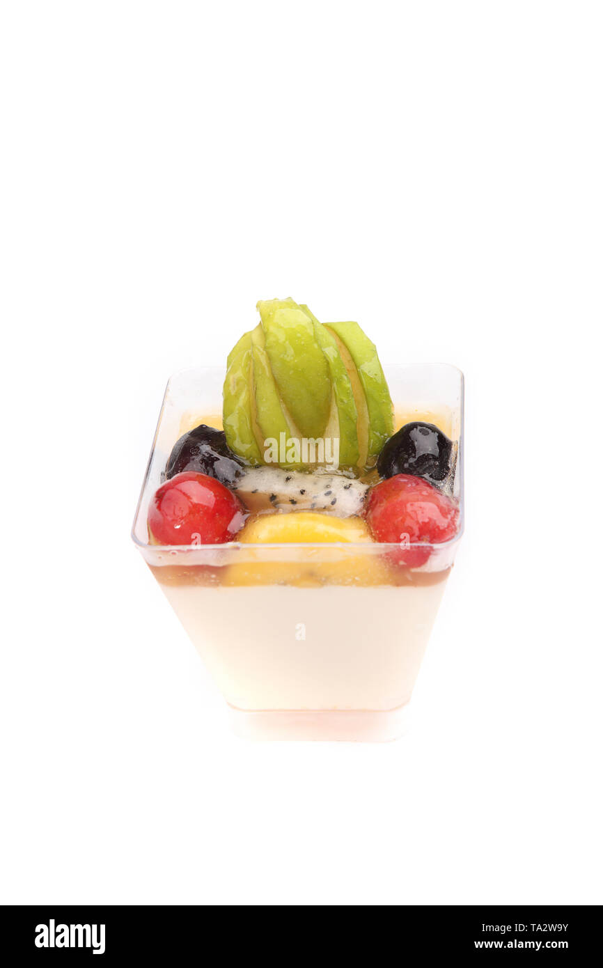 Frutta panna cotta isolato in uno sfondo bianco Foto Stock