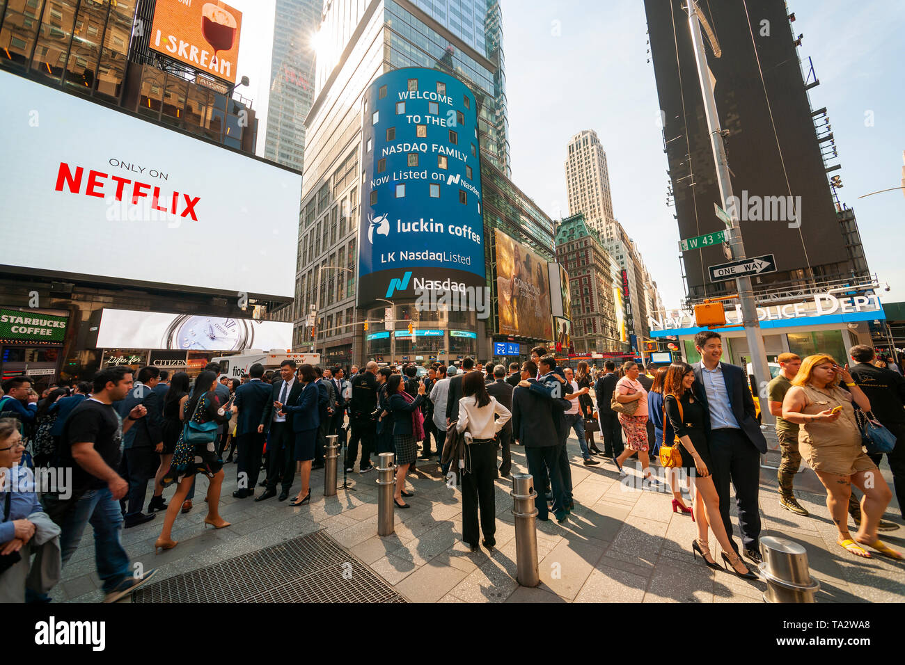 Caffè Luckin dirigenti con le loro famiglie e i loro amici si radunano davanti al gigantesco schermo video sul Nasdaq stock exchange in Times Square a New York decorato per il debutto del caffè Luckin offerta pubblica iniziale il venerdì 17 maggio, 2019. I cinesi la catena di negozi di caffè, colloquialmente descritto come il cinese Starbucks, è stata fondata nel 2017 con nove negozi e due anni più tardi ha 2370 località. (© Richard B. Levine) Foto Stock