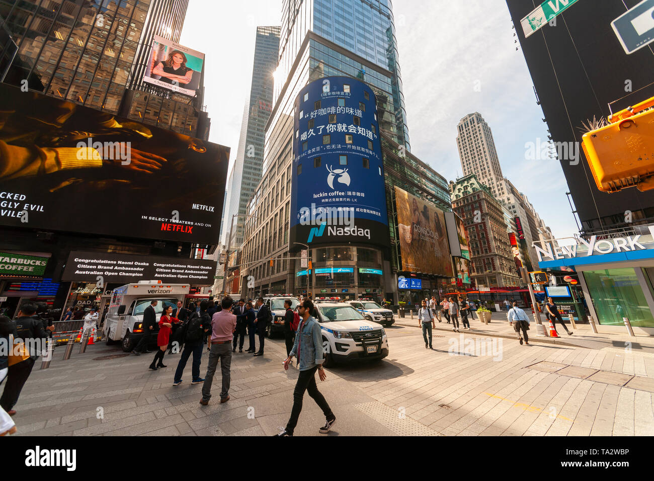 Il gigantesco schermo video sul Nasdaq stock exchange in Times Square a New York è decorata in cinese per il debutto del caffè Luckin offerta pubblica iniziale il venerdì 17 maggio, 2019. I cinesi la catena di negozi di caffè, colloquialmente descritto come il cinese Starbucks, è stata fondata nel 2017 con nove negozi e due anni più tardi ha 2370 località. (Â© Richard B. Levine) Foto Stock