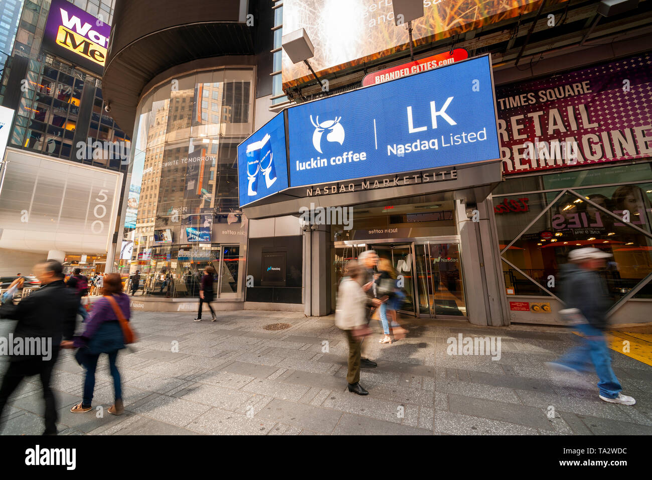 L'ingresso al Nasdaq stock exchange in Times Square a New York è decorato per il debutto del caffè Luckin offerta pubblica iniziale il venerdì 17 maggio, 2019. I cinesi la catena di negozi di caffè, colloquialmente descritto come il cinese Starbucks, è stata fondata nel 2017 con nove negozi e due anni più tardi ha 2370 località. (© Richard B. Levine) Foto Stock