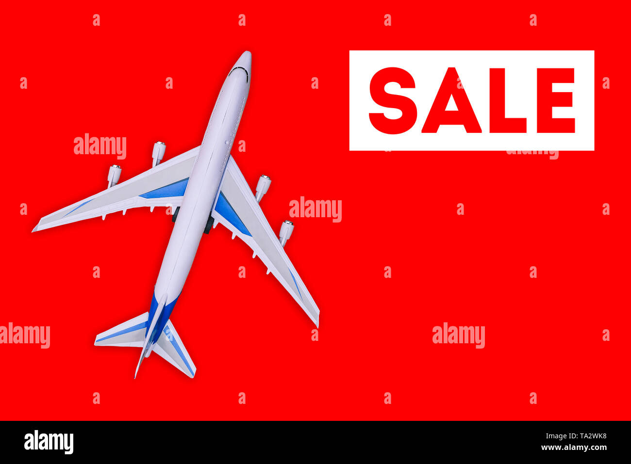 Viaggi e turismo concept. . La vendita dei biglietti aerei e i voucher di viaggio. Aerei per il trasporto di passeggeri su uno sfondo rosso Foto Stock