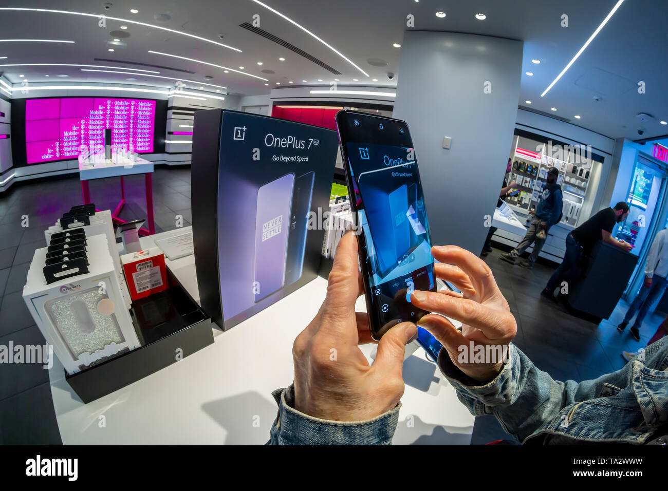 Un visitatore di un T-Mobile store in New York tenta di eseguire l'OnePlus 7 Pro smartphone su Giovedì, 16 maggio 2019. Lo smartphone brand ha un seguito che ammira gli smartphone per le loro caratteristiche ma con un prezzo inferiore rispetto al iPhone o Samsung flagship dispositivi. (© Richard B. Levine) Foto Stock