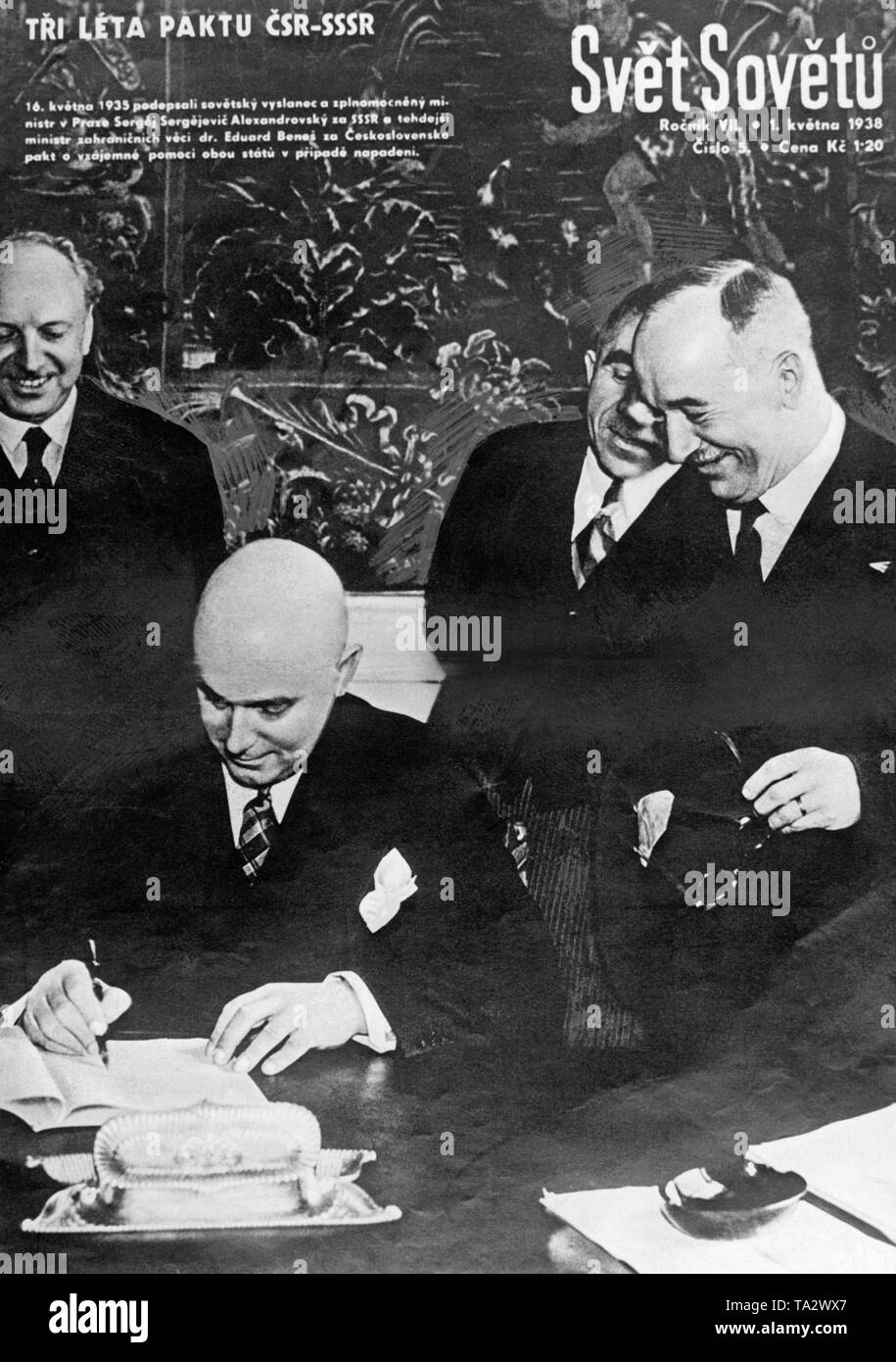 "Vet Sovetu' (un giornale cecoslovacco) illustra la firma del contratto tra la Cecoslovacchia e l'Unione Sovietica nel suo può emettere in occasione del ritorno triennale dell'evento. Foto Stock