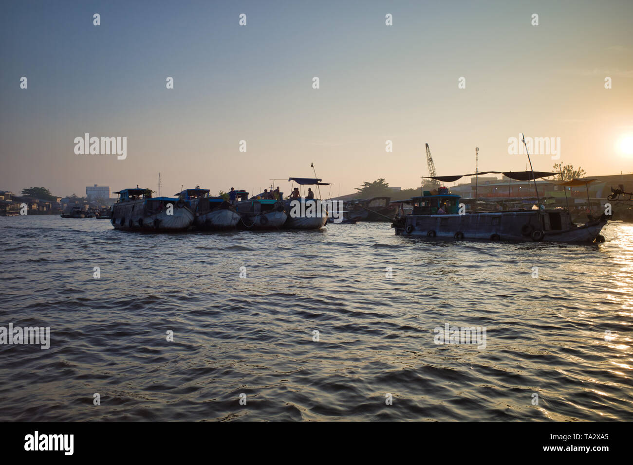 Can Tho, Vietnam - Marzo 28, 2019: Mekong mercato galleggiante in delta-trading barche all'alba di una crociera lungo il fiume Mekong Foto Stock