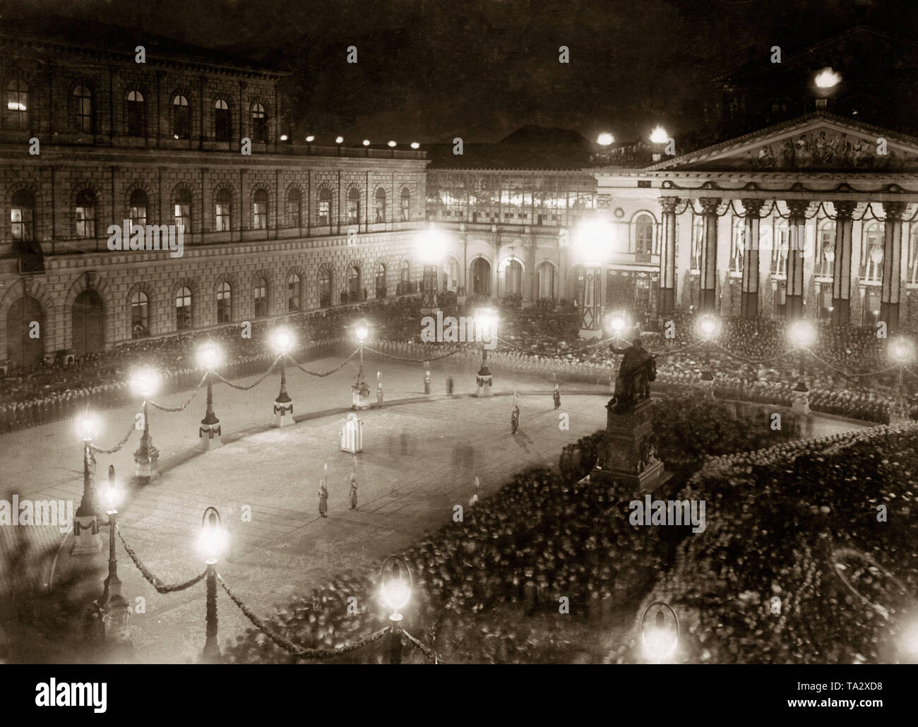 Il Teatro Nazionale di Monaco di Baviera, illuminato durante un evento sulla Max-Joseph-Platz. Foto Stock