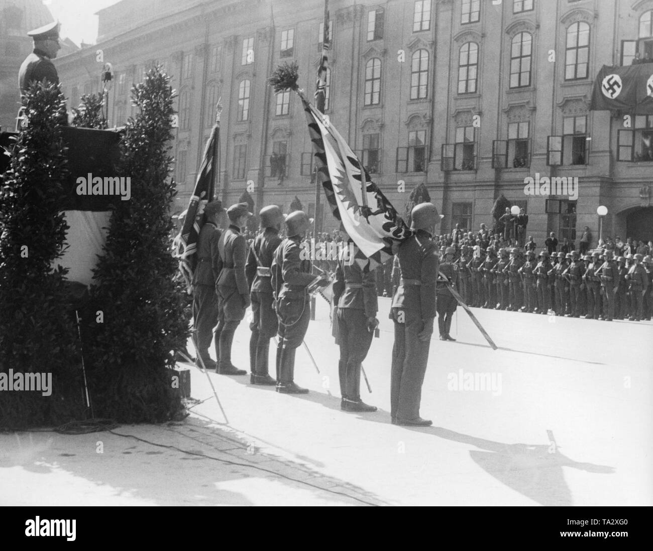 Il Tiroler Jaegerregiment prende il giuramento sulla Adolf Hitler Platz a Innsbruck. Dopo l'annessione dell'Austria per il Reich tedesco, l'esercito austriaco è giurato di Adolf Hitler. Sul leggio il comandante tedesco Heinrich Doehla. Foto Stock