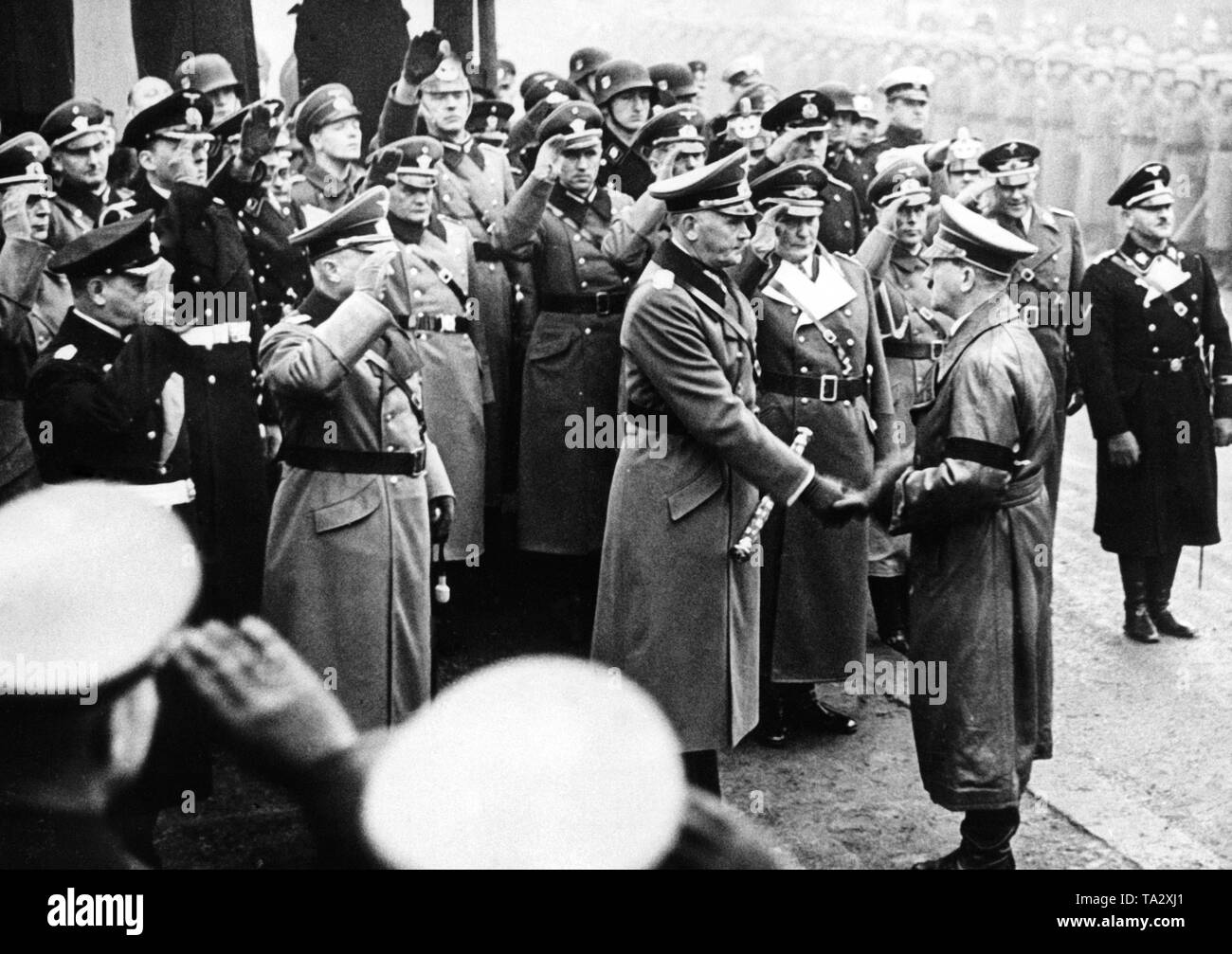 Adolf Hitler al funerale di stato di Hans von Seeckt al invalidi' cimitero di Berlino. Al momento del suo arrivo, Hitler saluta Werner von Blomberg, Erich Raeder, Werner von Fritsch, Hermann Goering, Karl-Heinrich Bodenschatz, Sepp Dietrich. Foto Stock