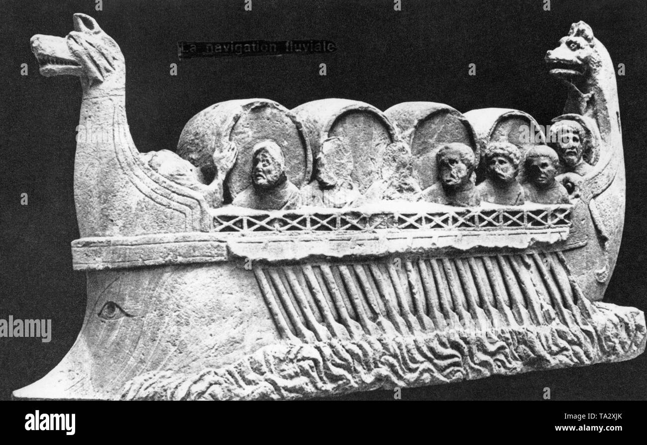 Un antico rilievo mostra un romano nave cargo con un carico di botti di vino sulla Mosella. Foto Stock