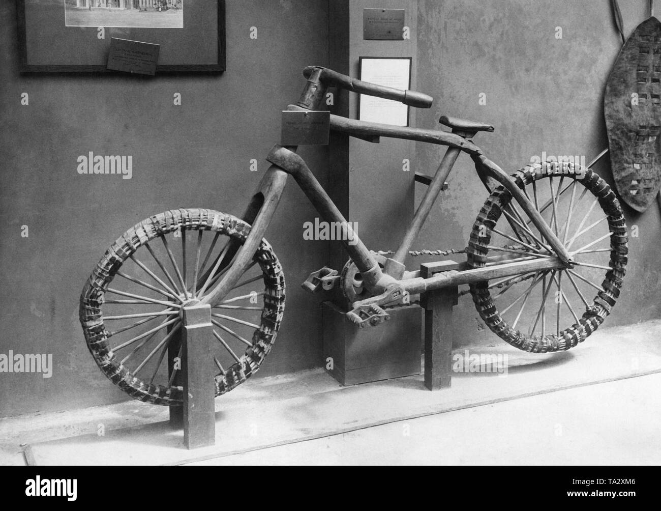 Una bicicletta visualizzato nella sezione Nyasaland dell East African Pavilion all'impero britannico mostra a Wembley. Il telaio è realizzato in legno, le ruote di canne e piccole assicelle di legno. Le ruote sono realizzati in pelle di vitello e la catena è realizzata in pelle annodate strisce di una gazzella. La moto era spesso in uso: se la catena è diventato allentato, il proprietario potrebbe semplicemente nodo insieme altrove. Foto Stock