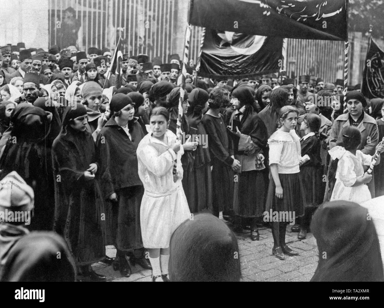 Foto del membro cerimonia di fondazione della Repubblica turca il 28 ottobre 1923. Essa mostra esclusivamente svelato donne e ragazze, appena come Presidente Atatuerk voluto. Foto Stock