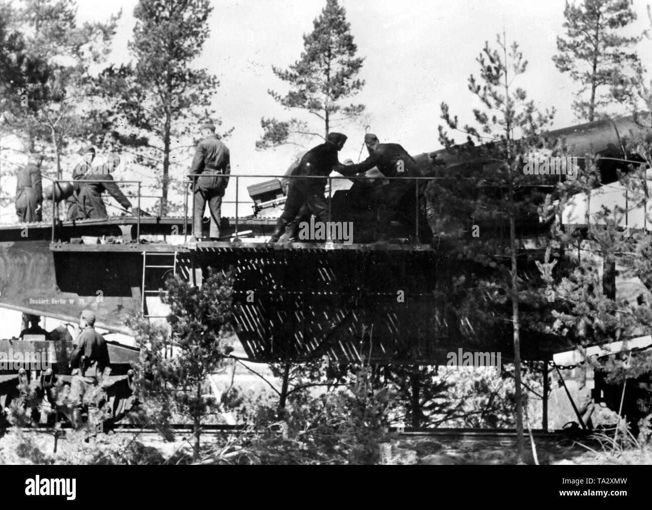 I soldati tedeschi su una pistola ferroviaria 28-cm-Kanone 5 (E), con il quale essi incendio presso la città circondata. Foto di Propaganda Company (PK): SS corrispondente di guerra Raudies. Foto Stock