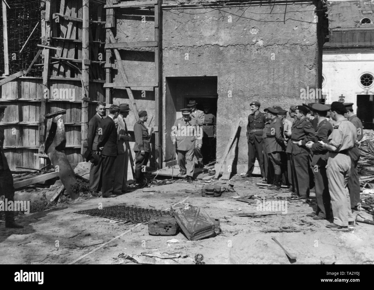 Il Primo ministro inglese Winston Churchill lascia il distrutto Cancelleria del Reich dopo la Seconda Guerra Mondiale si è conclusa, Berlino, Germania, 1945 Foto Stock