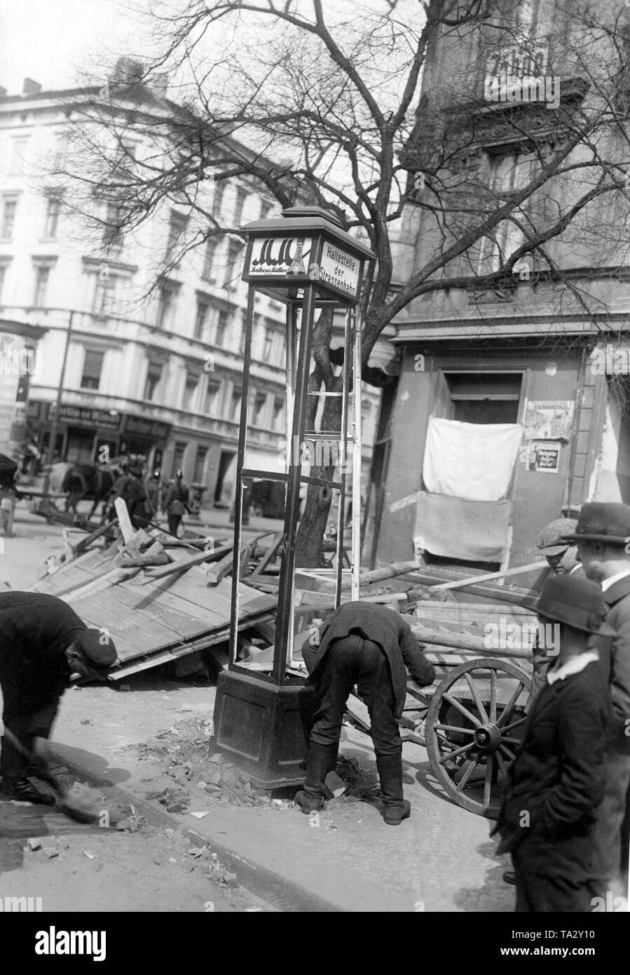 Fermata tram shot a pezzi nella classe operaia quartiere di nozze in Berlino, dopo uno scontro tra polizia e manifestanti comunista. La gravità della nazionale di scontri politici è aumentato da mese a mese. Foto non datata, presumibilmente 1930. Foto Stock