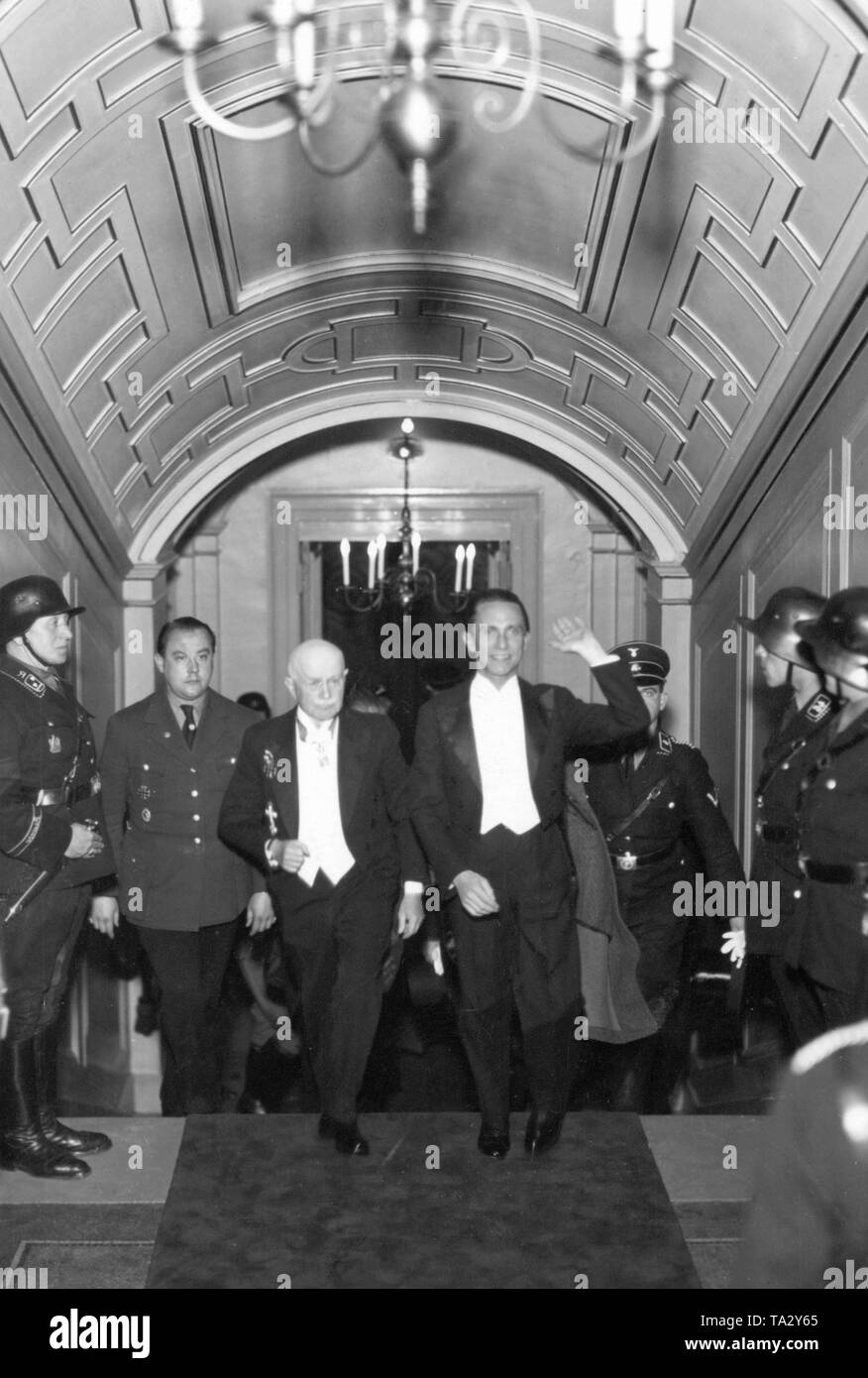 Goebbels con il direttore generale della Saechsische Staatsoper Consiglio Privy il Dott. Paul Adolph in apertura di Reichstheater-Festwochen (Festival di Teatro del Reich) a Dresda. Foto non datata, presumibilmente 1933/34. Foto Stock