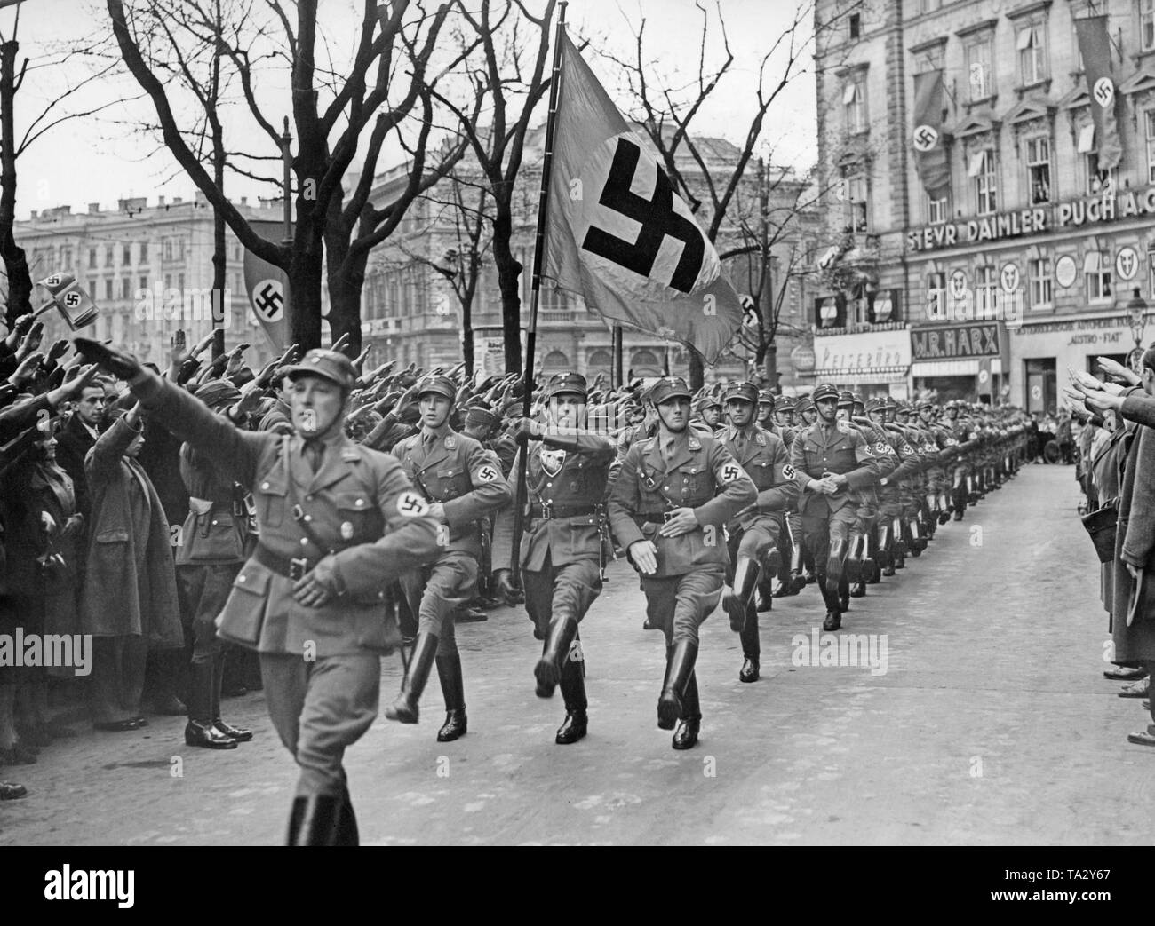 La Legione austriaco marche attraverso il passato di Vienna l'Hotel Imperial. Dopo l'annessione dell'Austria per il Reich tedesco, austriaco SA uomini ritorno in Austria. Foto Stock