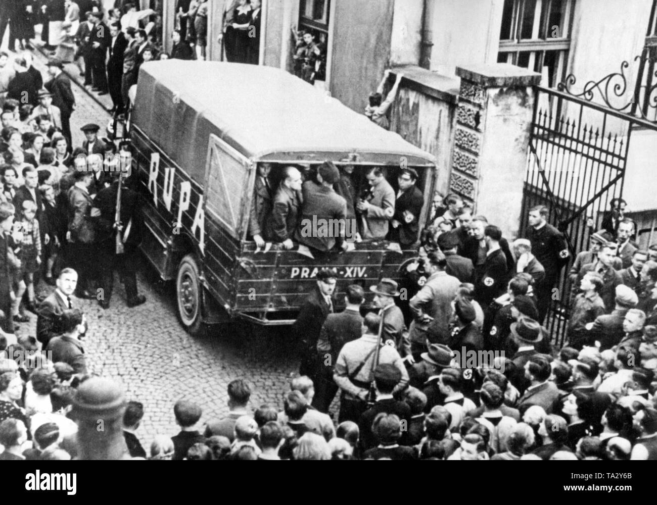 Scena di un arresto di massa di anti-fascisti tedeschi dei Sudeti come nel Sudetenland, 1938, effettuato dai Sudeti tedesco (Heimwehr Home Guard) caratterizzato dalla swastika fasce da braccio. Foto Stock