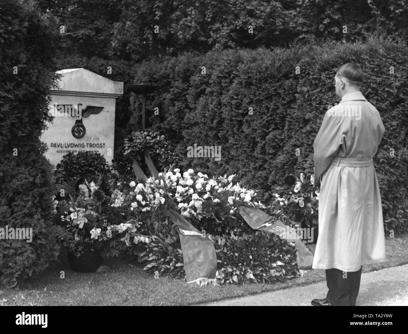 Adolf Hitler presso la tomba di Paul Ludwig Troost. Senza data, probabilmente su 24.01.1934. Foto Stock