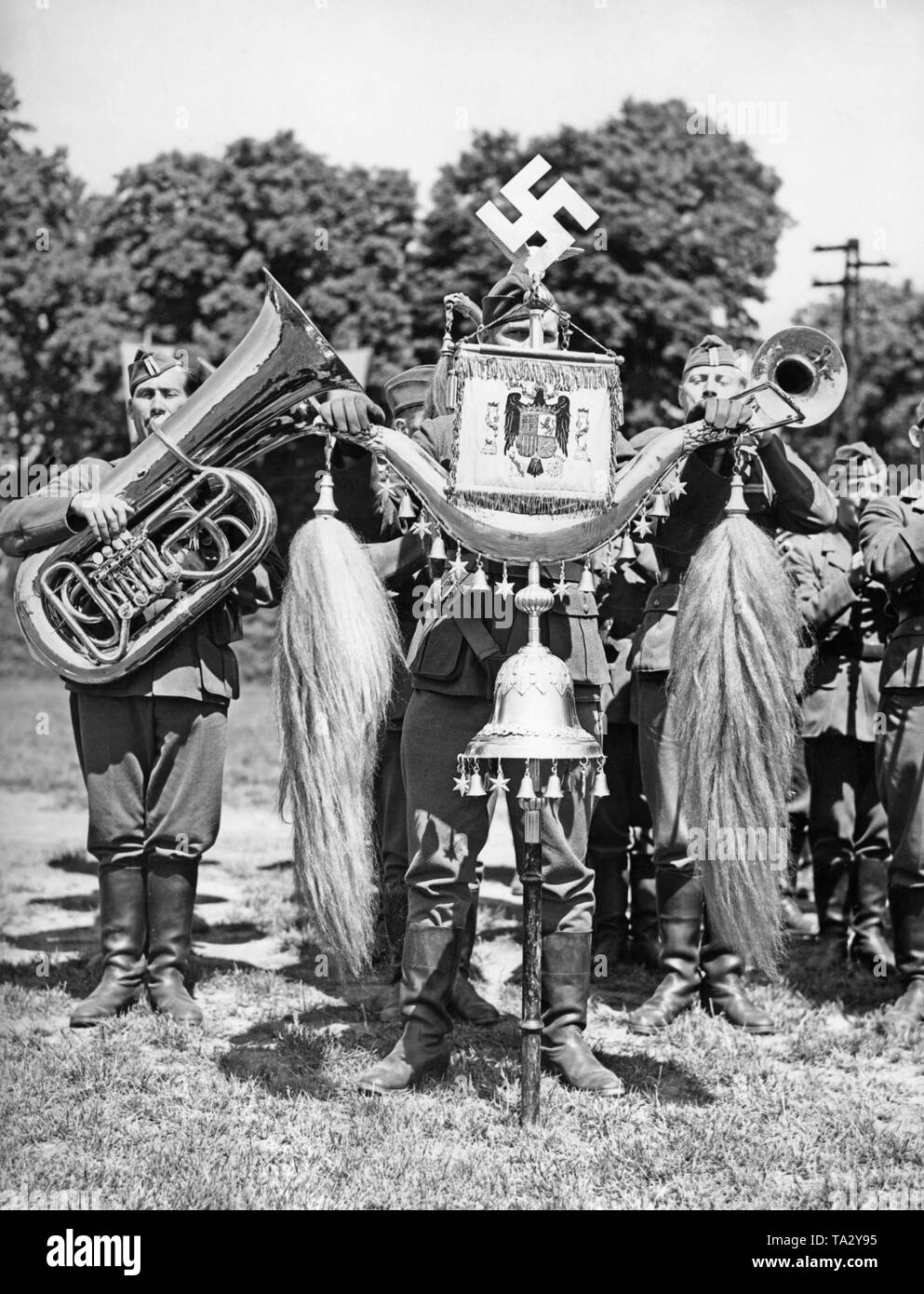Foto di una banda militare della Legione Condor che ha restituito dalla Spagna, in corrispondenza di una sfilata nel campo della truppa in Doeberitz vicino a Berlino il 3 giugno 1939. Nella parte anteriore, vi è la mezzaluna turca donata dal generale Francisco Franco con la nazionale spagnola stemma e una croce uncinata. Sulla sinistra ci sono giocatori di tuba, sulla destra, trombone giocatori. Foto Stock