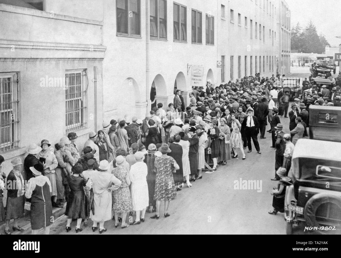 Questa foto mostra disoccupati extra di Hollywood in piedi di fronte alla Metro Goldwyn Meyer uffici in attesa di ottenere impegnato. Foto Stock