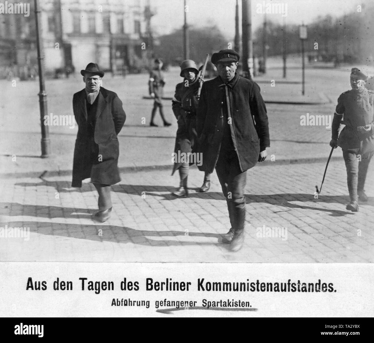 Durante il Berlin Maerzkaempfe (marzo combattimenti), due uomini sono portati via dai soldati dei Freikorps. Essi sono sospettati di aver contribuito ai moti. Foto Stock