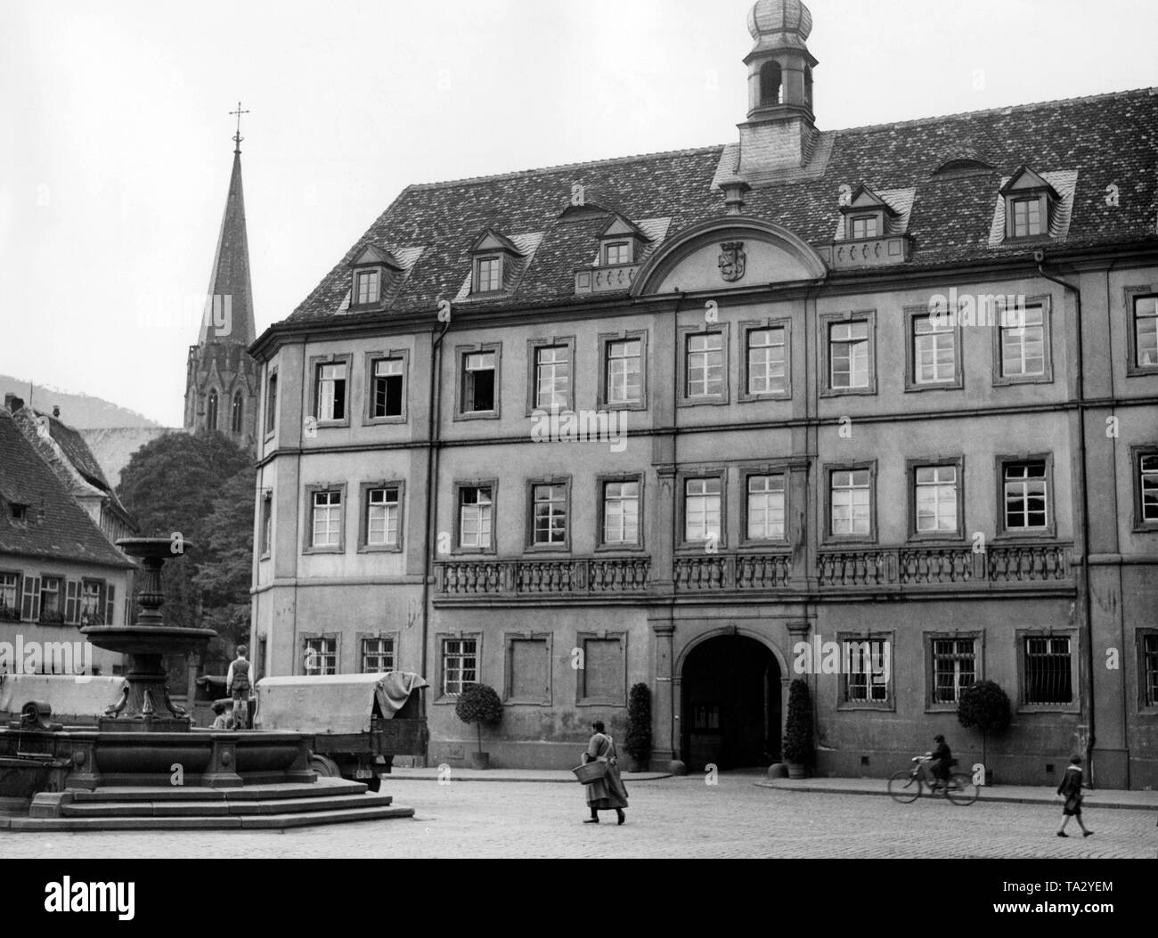 Il municipio sulla piazza del mercato con la fontana e il campanile della chiesa di St. Marien in Neustadt-Haardt. Foto Stock
