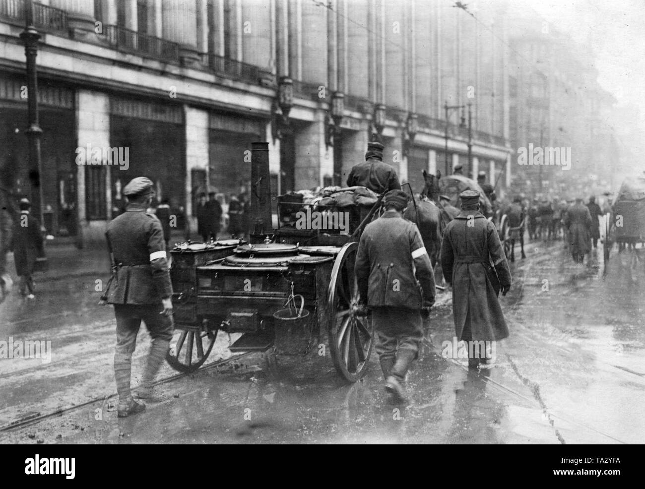 I volontari e le unità dei Freikorps sostenere il governo nella soppressione della sollevazione di gennaio. Qui una squadra in Jerusalemer Strasse in Berlin-Mitte con un campo. Le truppe sono probabilmente membri dei Freikorps Reinhard. Foto Stock