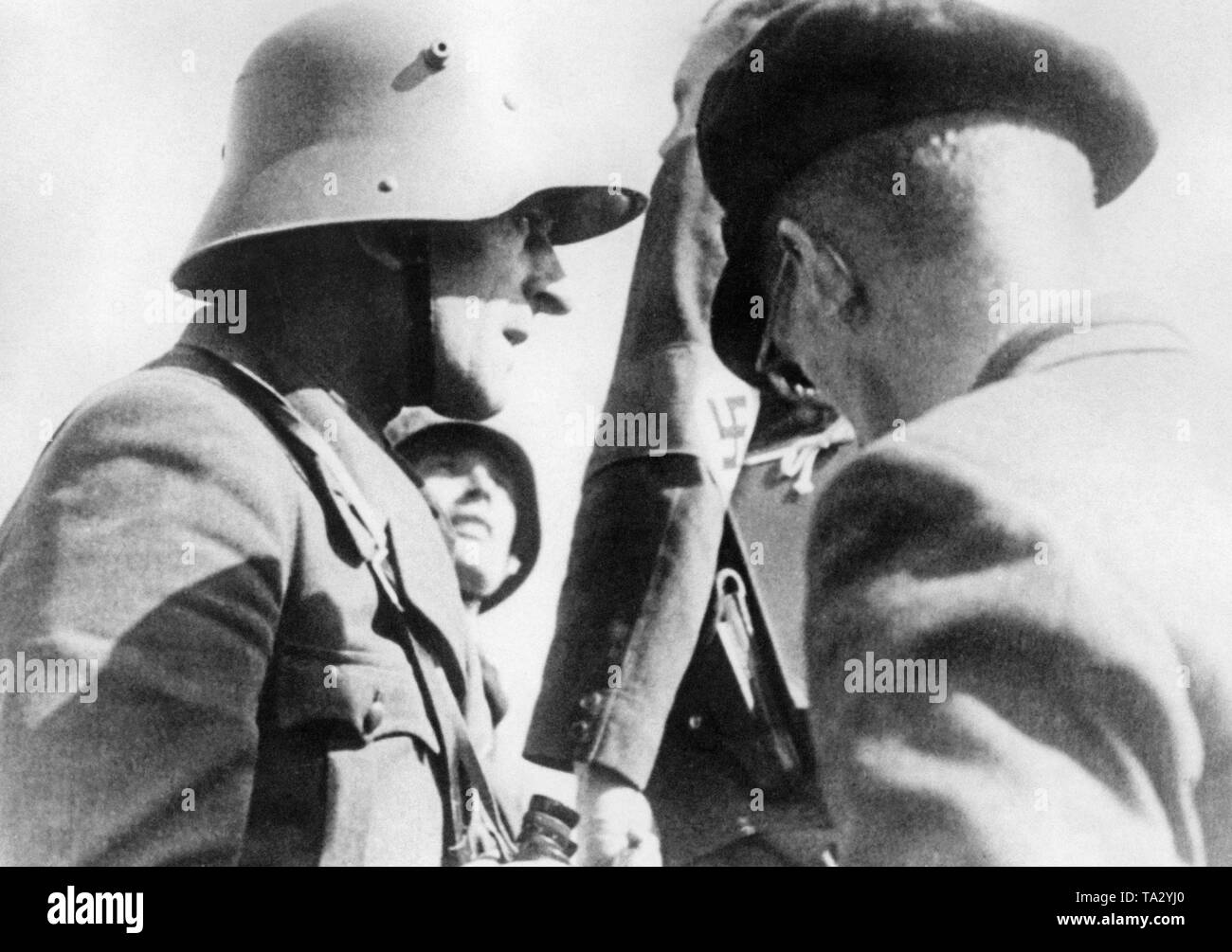 Sudeti politico tedesco Karl Hermann Frank durante l'ispezione delle unità dei Sudeti tedesco Freikorps. Il rappresentante di Konrad Henlein fu giustiziato il 22 maggio 1946 a Praga. Foto Stock