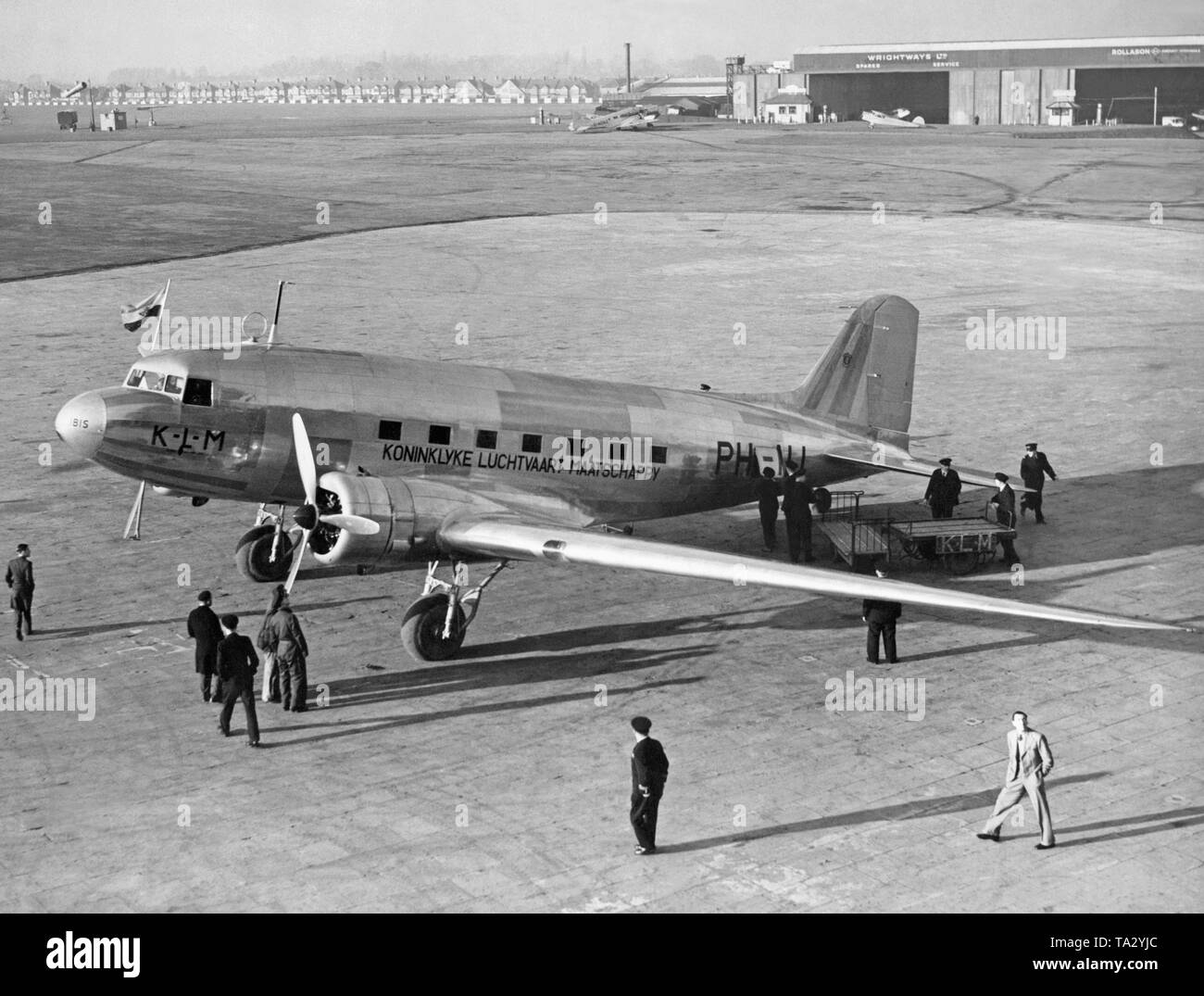 Un Douglas DC-3 Dakota della compagnia aerea olandese KLM (numero di coda PH-ALI, nome di battesimo "Ibis") sul piazzale dell'aeroporto di Croydon a Londra. Foto Stock