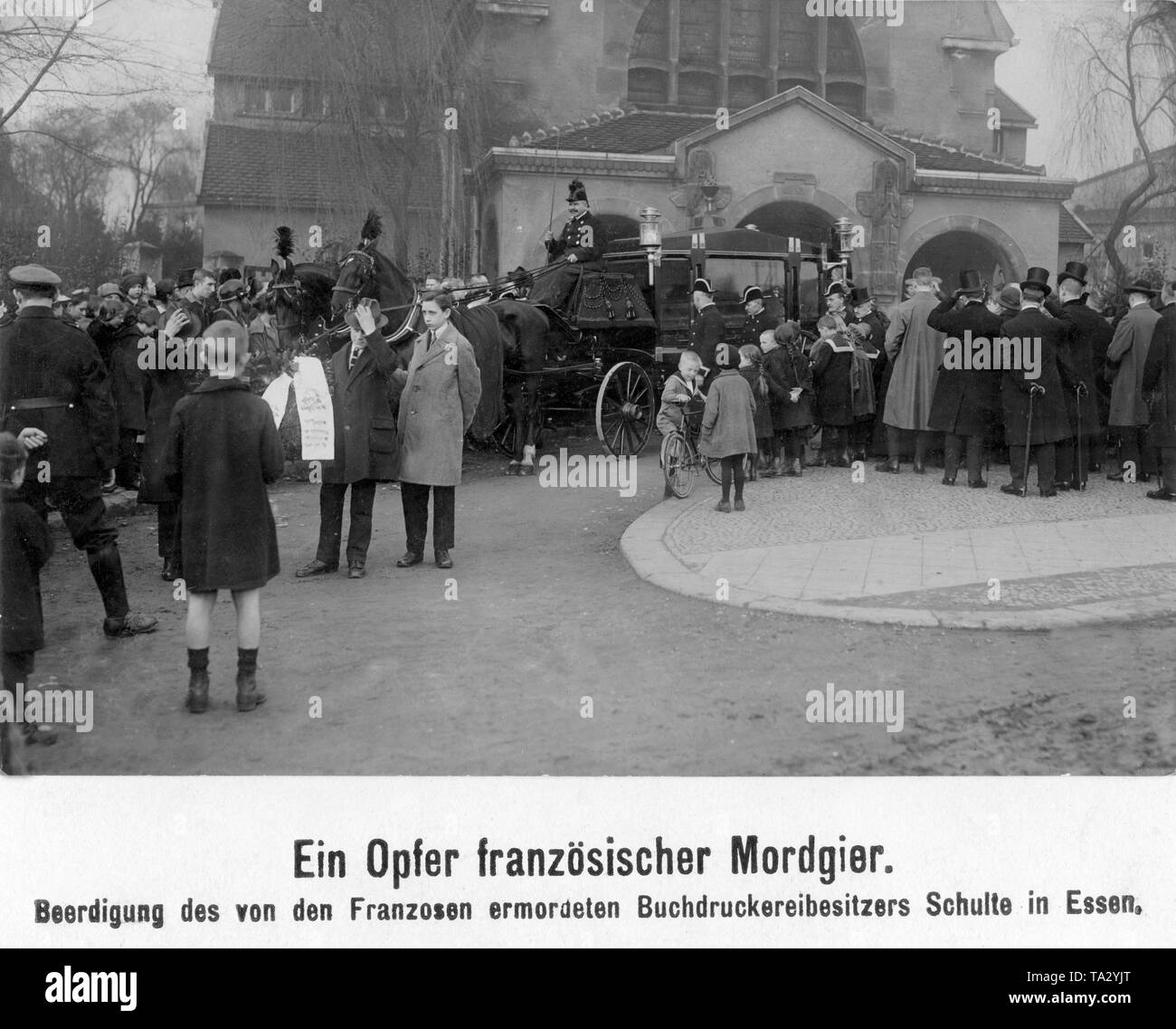 Schulte, il libro printery proprietario, è stato ucciso dai soldati francesi. La sua sepoltura è diventato un evento importante, la sua bara è stata presa per il cimitero in un carrello. Foto Stock