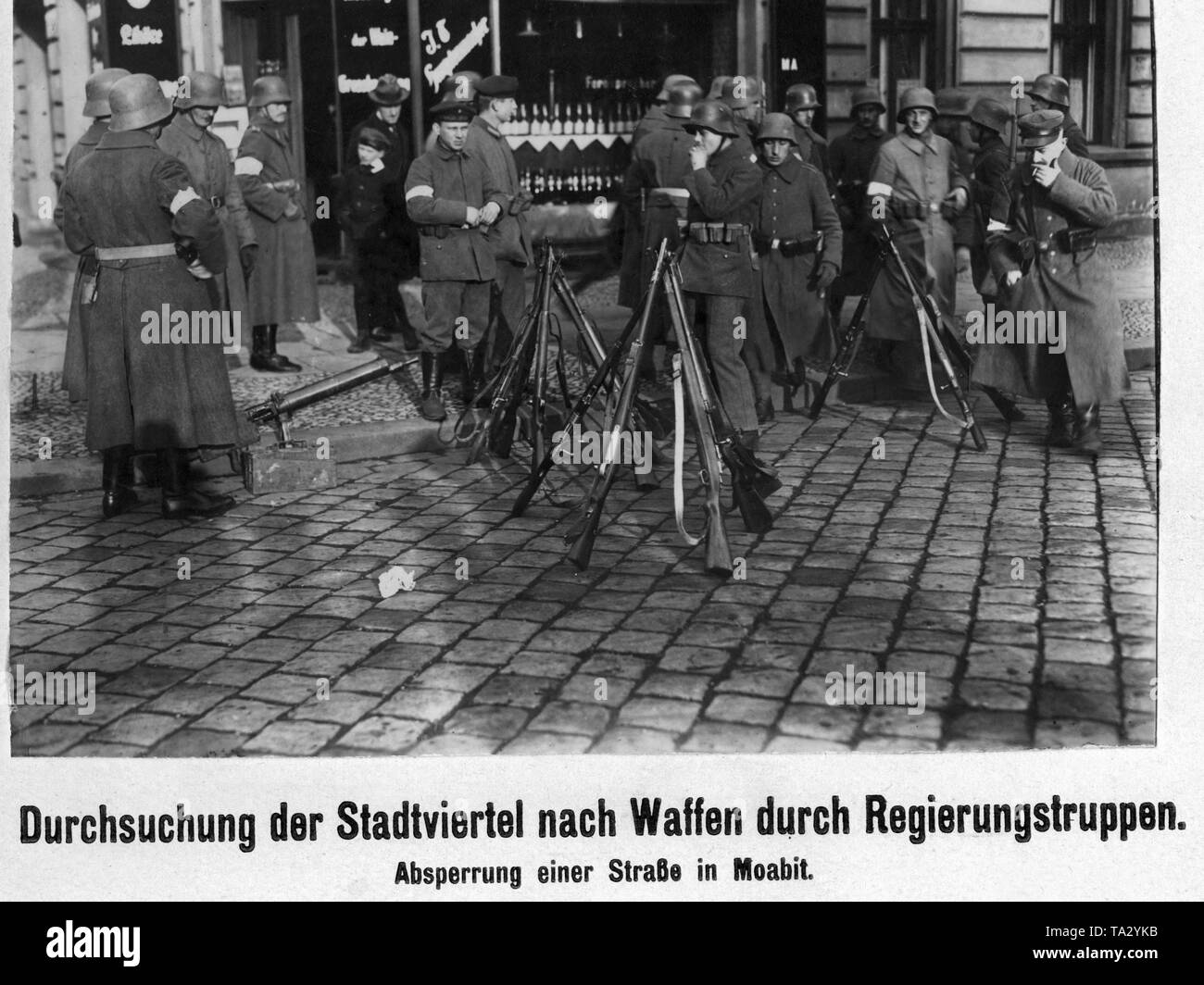 Durante la rivolta di gennaio, il governo-leali truppe stanziate nella merlati centro citta'. Qui i soldati dei Freikorps davanti a un negozio di Moabit. Le truppe sono probabilmente membri dei Freikorps Reinhard. Foto Stock