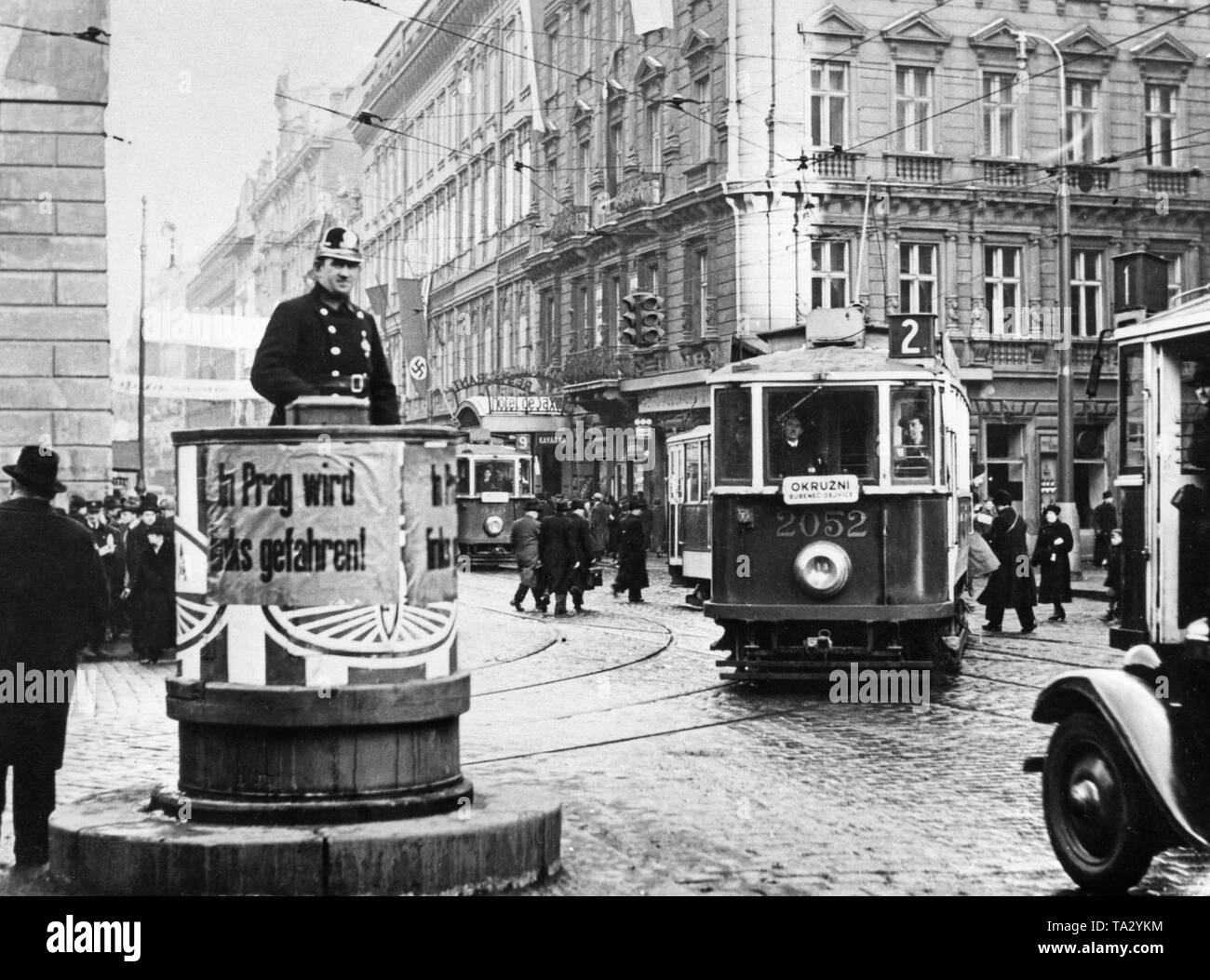 Fino a quando l'occupazione della Cecoslovacchia da Adolf Hitler, vi è stata la circolazione a sinistra nella Repubblica Ceca. Dopo l occupazione del paese da parte della Wehrmacht, traffico lato destro è introdotto. Sul poster: 'a Praga ci guida a sinistra". Sei mesi dopo l'accordo di Monaco di Baviera, Hitler ha occupato le restanti zone della Boemia e della Moravia, e la prima Repubblica slovacca è stata fondata sul suo comando. Foto Stock