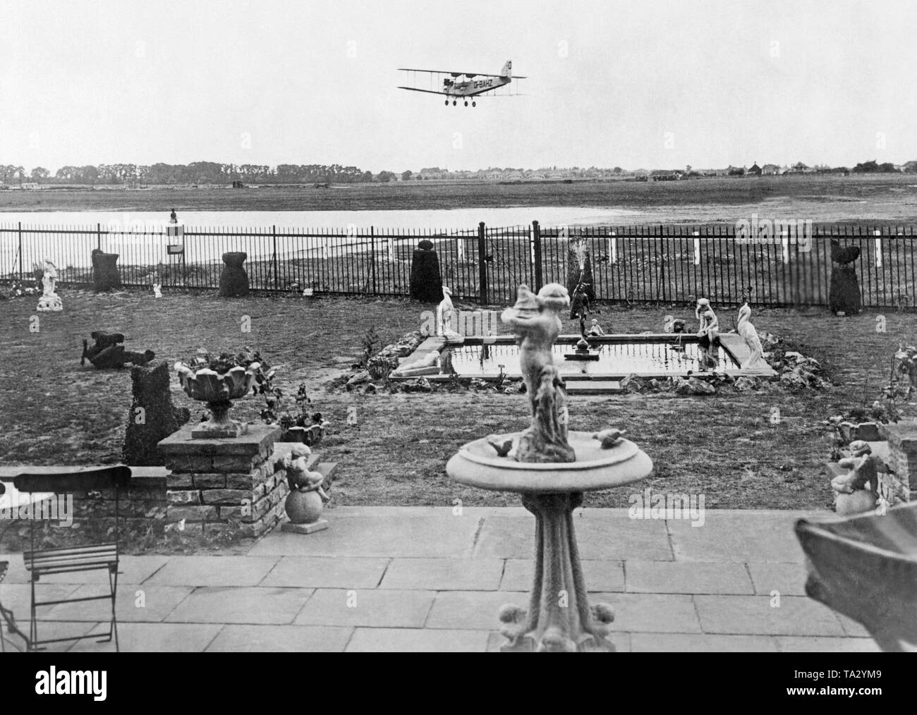 Un piano (numero di coda D-BAHZ) sulla rotta di avvicinamento al Croydon aeroporto a Londra. Foto Stock