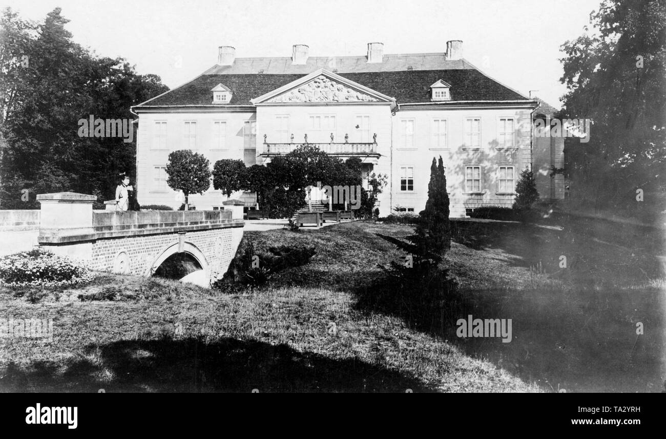 Vista di un ponte e il castello barocco di Oranienbaum vicino a Dessau, Anhalt, Prussia. Il castello fu costruito nel 1685 dal Principe Johann Georg II di Anhalt-Dessau e appartiene ai quattro case di madre olandese della Real Casa, la casa di Oranien-Nassau. Foto Stock