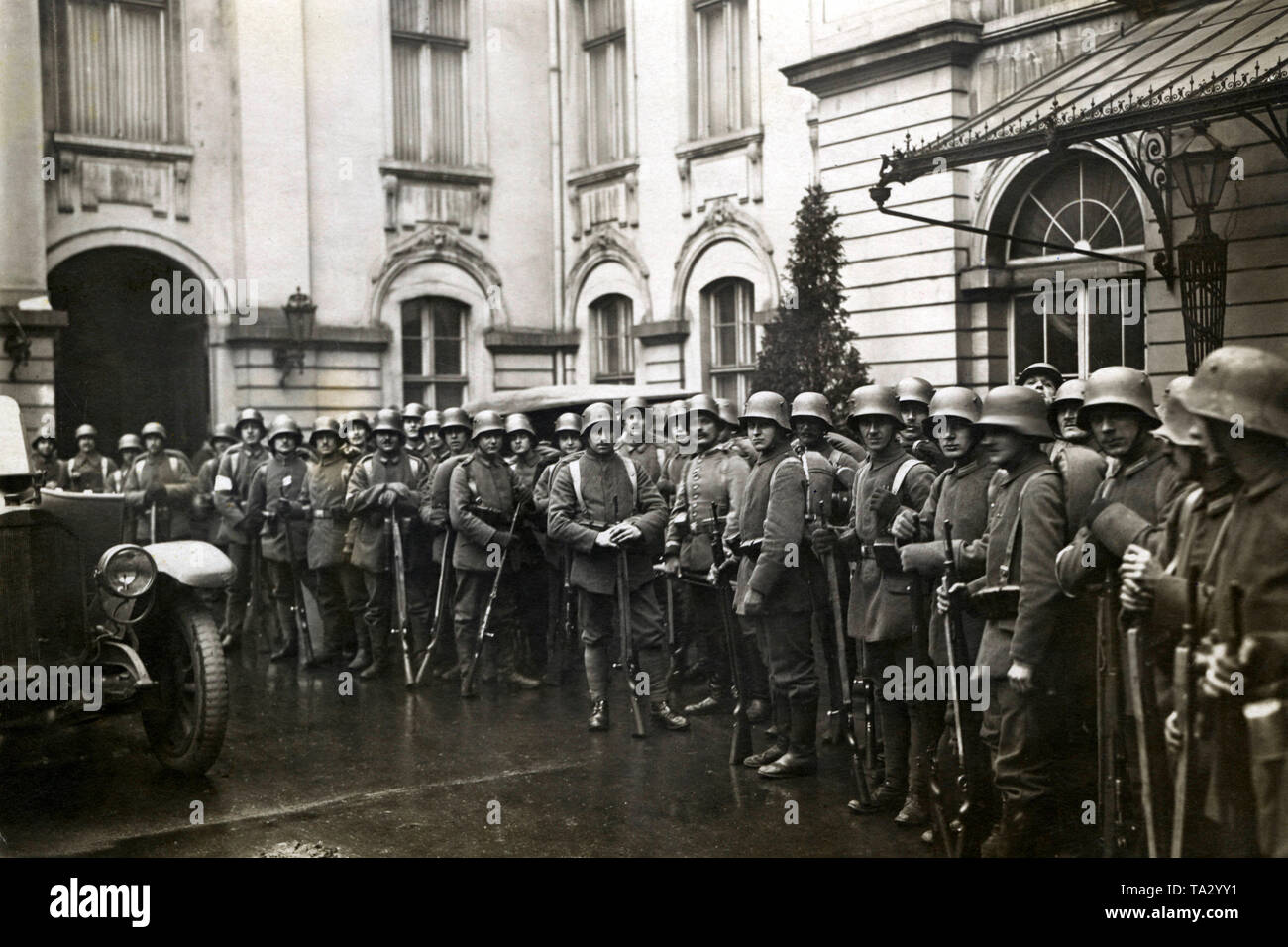Soldati di guardia di fronte alla Cancelleria del Reich per fissare il governo. Le truppe sono probabilmente membri dei Freikorps Reinhard. Foto Stock