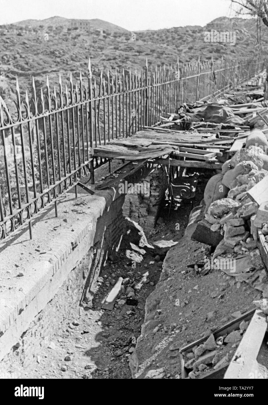 Foto della prima posizione di difesa (trench) di fronte all'Alcazar di Toledo dopo la sua liberazione dalla nazionale spagnola di truppe, dopo due mesi di assedio da parte dei repubblicani il 26 settembre 1936. Foto Stock
