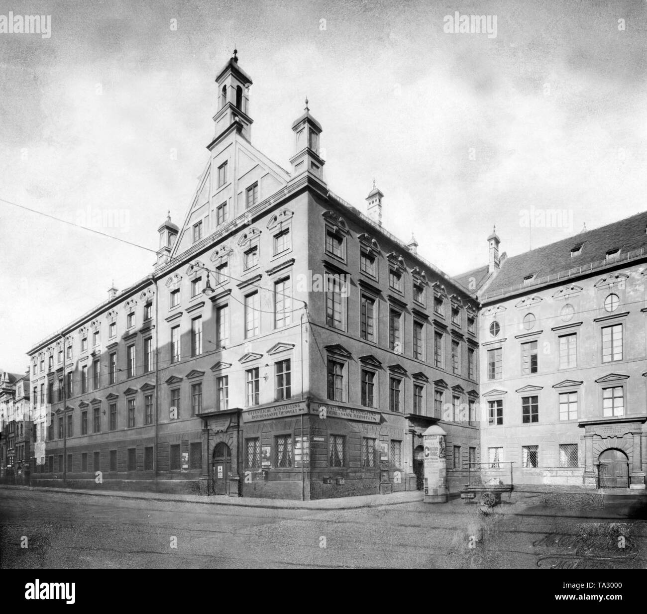 La Vecchia accademia (tedesco: Alte Akademie), chiamato anche Wilhelminum, ex collegio edificio dell'ordine dei gesuiti a Neuhauser Strasse. Dal 1783 la sede dell'Accademia bavarese delle scienze, fino a quando l'edificio fu distrutto in aprile 1944 durante un bombardamento datata (foto) Foto Stock