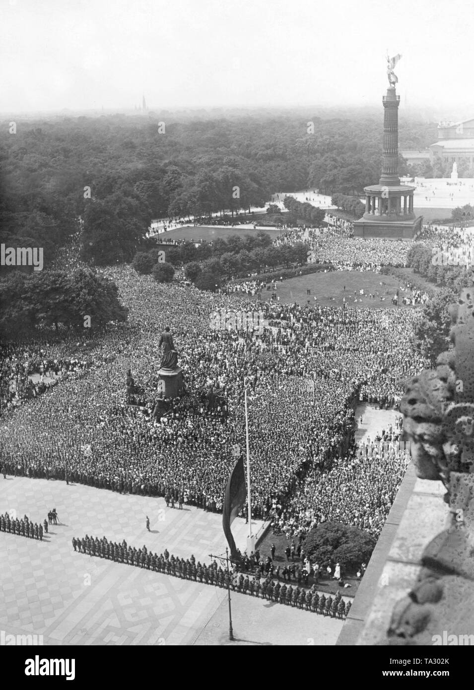 Diverse migliaia di persone si riuniscono di fronte il palazzo del Reichstag e la Colonna della Vittoria in occasione del decimo anniversario dello scoppio della guerra, per commemorare i morti del conflitto. Foto Stock