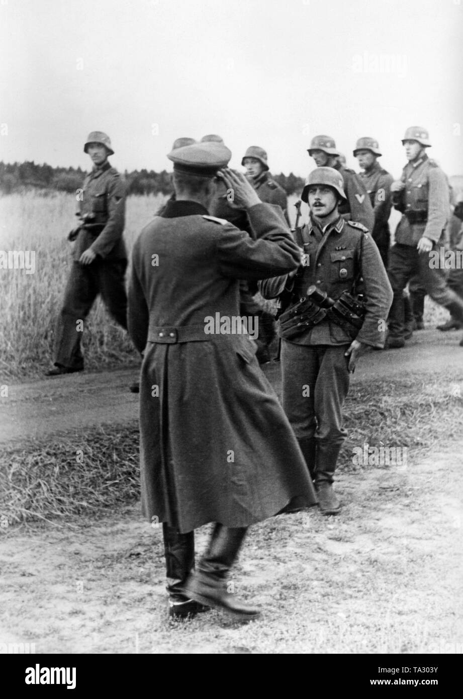 Un comandante di plotone, sergente (davanti), riporta al suo ufficiale superiore la ricerca completata per unità diffusa dell'Armata Rossa. Foto: corrispondente di guerra Fenske. Foto Stock