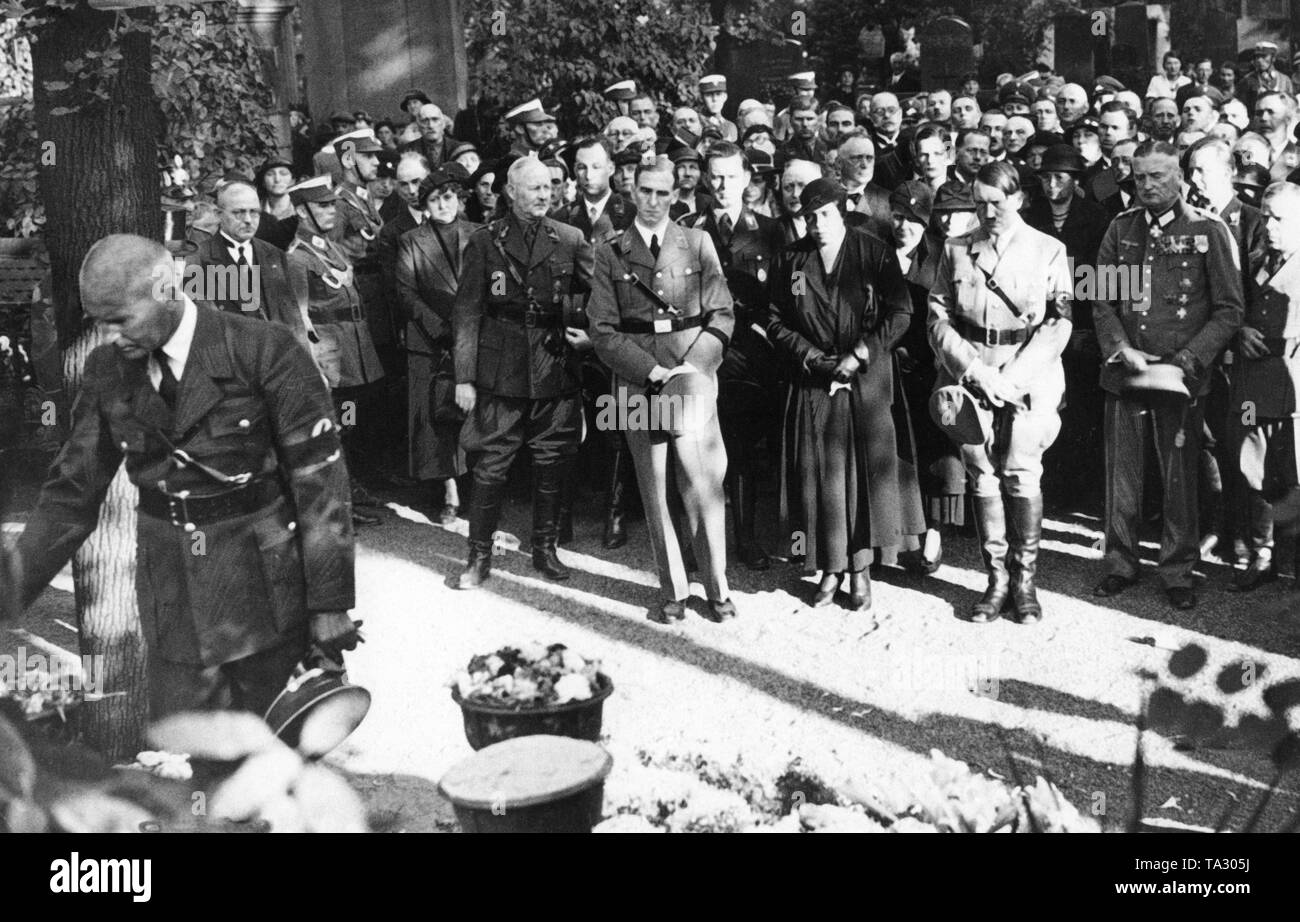 Adolf Hitler al funerale di Edwin Bechstein, uno dei suoi primi sostenitori. Accanto a Hitler è Helene Bechstein. Presso la tomba, Wilhelm Frick. Foto Stock