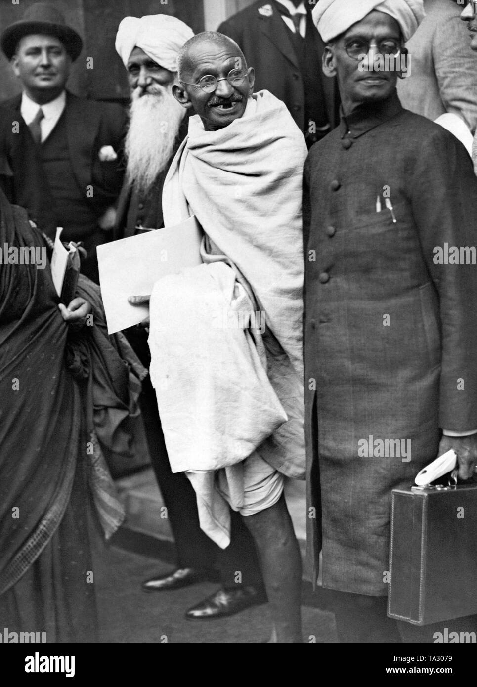 Il Mahatma Gandhi lascia il St. James Palace dopo aver parlato sulla questione India in occasione della Conferenza della Tavola Rotonda. Foto Stock